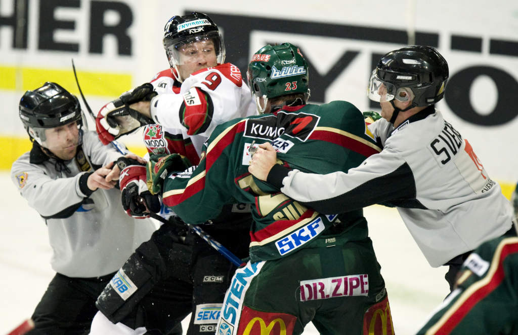 080121 Ishockey, elitserien, Frlunda - Modo: Magnus Wernblom, Modo, i brk. Domare.
© Bildbyrn - 62788
