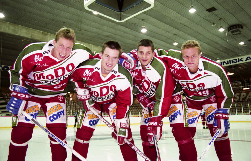 910923 Ishockey, Modo: Modos spelare fdda 1973, fr. v Peter Forsberg, Magnus Wernblom, Andreas Salomonsson och Markus Nslund.
© Bildbyrn - 15384