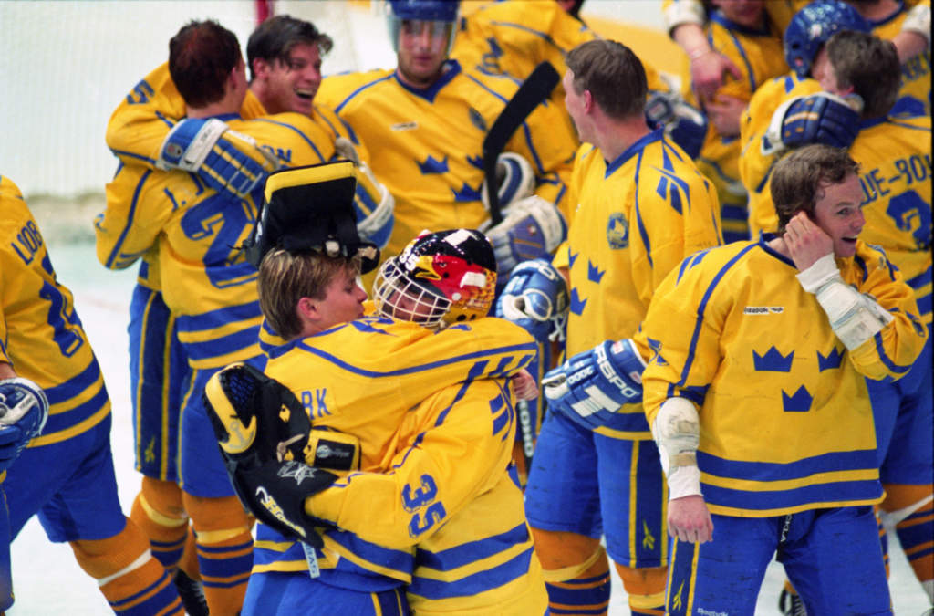 940227 OS, Ishockey, final, Sverige - Kanada: Jubel i det svenska laget. Daniel Rydmark kramar om Tommy Salo efter matchen.
© Bildbyrn - OS 94