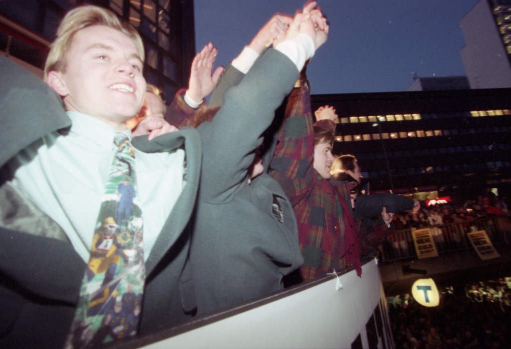 os i lillehammer 1994. ishockey. finalen. sverige - kanada. laget firas vid sergels torg. daniel rydmark, magnus sigge svensson landslaget