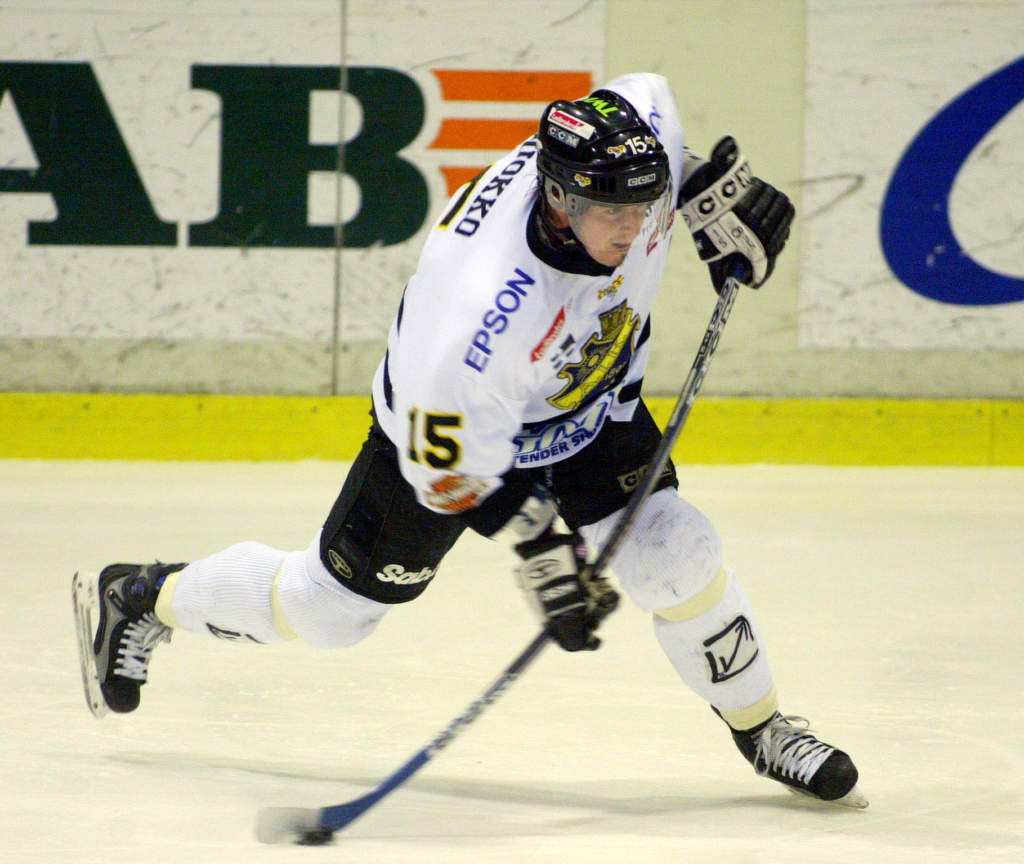 030406 Ishockey, Kvalserien,   AIK: Jan Huokko, AIK skjuter ml frn bl linjen...
© Bildbyrn -  26741 D