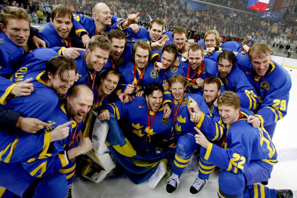 060226 OS 2006, Vinter, Ishockey, Final, Sverige - Finland: Sverige, jubel efter OS-guld, guldmedalj, guld, medalj,  gldje. Prisutdelning. Lagbild.
© Bildbyrn - 28354