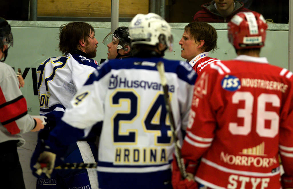 071220 Ishockey, Elitserien, Timr - HV71: Per Ledin, HV71 och Jonathan Hedstrm i slagsml
© Bildbyrn - 95044 - Foto: Robin Nordlund
