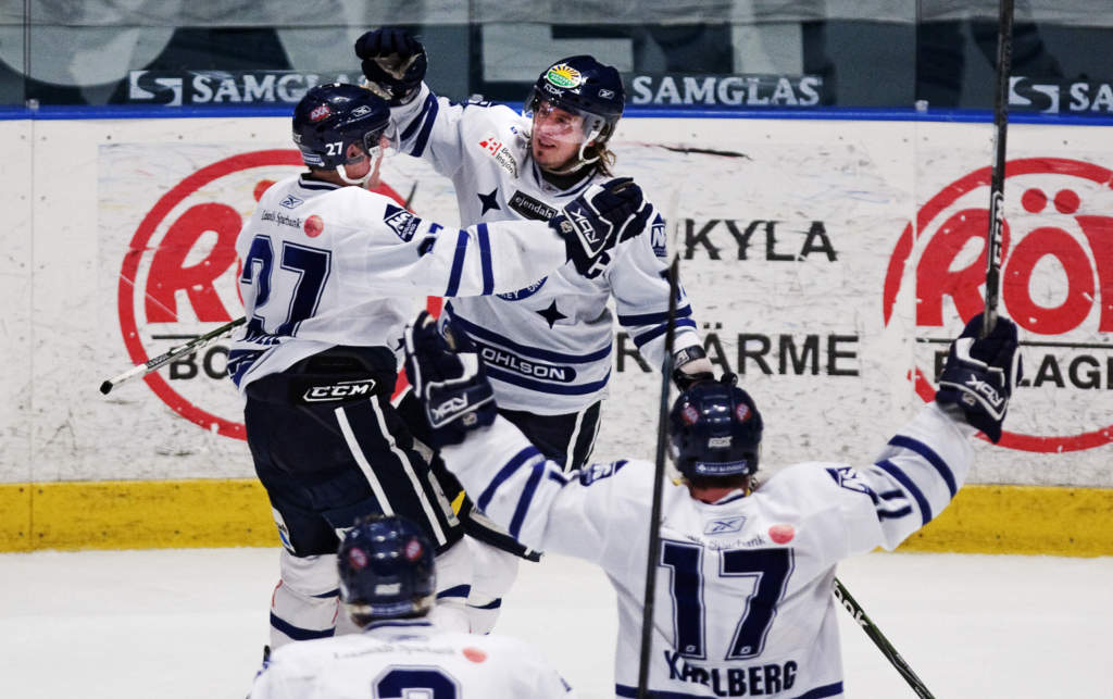 090218 Ishockey, Allsvenskan, Leksand: Jan Huokko, Leksand, gratuleras till sitt matchavgrande 3-4-ml.
© Bildbyrn - 85374