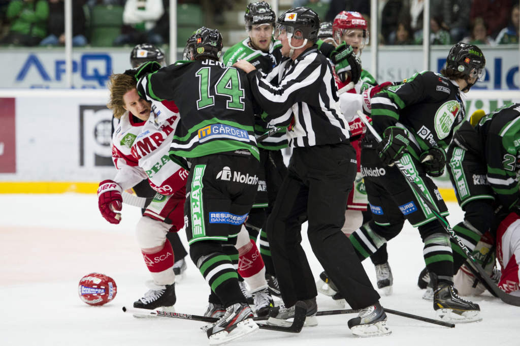 130326 Ishockey, Kvalserien, Rgle - Timr: Jonathan Hedstrm, Timr, brkar med Jesper Jensen, Rgle.
© Bildbyrn - 73747   - Foto: NILS JAKOBSSON / BILDBYRN